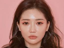 mengaplikasikan korean makeup look