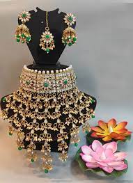 modern jewellery set in green for bridal by salwari