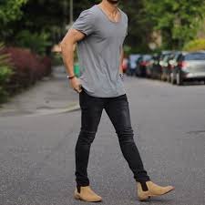 No matter how many pairs of shoes you own, the ones you end up wearing every couple of days is probably your favorite. 5 Tricks To Enhance The Basic Tee Mens Outfits Chelsea Boots Outfit Mens Street Style