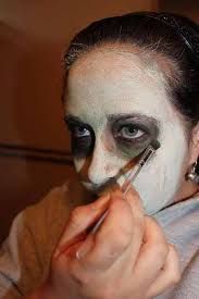 easy diy zombie makeup with household