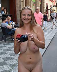 Große Brüste Schönheit nackt auf der Straße