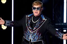 Met gekke outfits en zijn enorme brillencollectie creëerde hij een imago dat aansloot op de glamrock. Elton John And Gucci Teamed Up For The Gayest Fashion Collection Ever Them