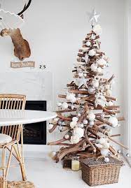 Bahan dasarnya pun tinggal ambil di halaman rumah. 15 Inspirasi Pohon Natal Minimalis