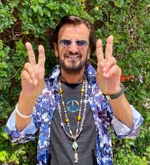 Ringo starr, geboren als richard starkey, 80, mit getönter brille und schwarzem kapuzenpulli, erstaunlich frisch und gebürstet, vor einer leeren . Ringostarr Ringostarrmusic Twitter
