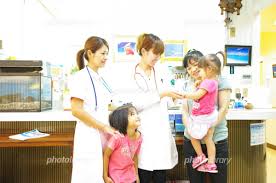 笑顔の女医と看護師と患者の家族 写真素材 [ 975875 ] - フォトライブラリー photolibrary