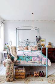 Paint the entire bed the color you want for your room then choose two colors similar shades or contrast whatever pleases your eye. 59 Cool And Classic Wrought Iron Bed Design Ideas For Bedroom Page 4 Of 59 Ladiesways Com Women Hairstyles Blog