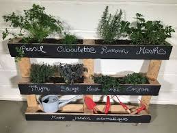 Jardin suspendu d'herbes aromatiques pour un coin de verdure dans la cuisine. Tuto Brico Comment Fabriquer Une Jardiniere En Palette Youtube