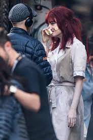 エマ・ストーン『クルエラ』撮影中、赤髪にイメチェンしてロンドンを全力疾走 - フロントロウ ｜ グローカルなメディア