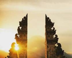 Suka Hunting Foto Matahari Terbit? Ini Dia 6 Spot Sempurna di Bali 5 Gambar Pura Lempuyang sunrise Bali