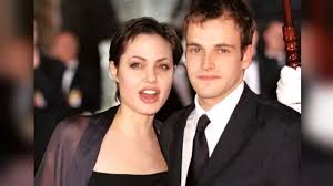 Take a look at the best angelina jolie makeup in the photos below and get ideas for your cute outfits!!! Angelina Jolie Visits Ex Husband Jonny Lee Miller Apartment Reunion Rumours Reignites
