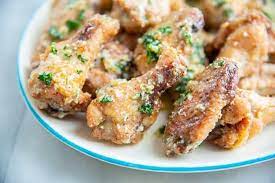 https://www.thekitchenmagpie.com/oven-baked-garlic-parmesan-chicken-wings/ gambar png