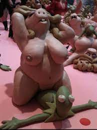 These various clay sculptures of Kermit and Miss Piggy having sex : r/ATBGE