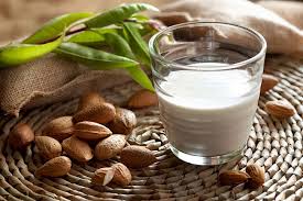 DIETA: Ile kalorii ma Mleko migdałowe? Sekrety liczenia kalorii