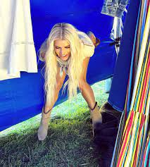 Jessica Simpson pees in grass during outdoor shoot
