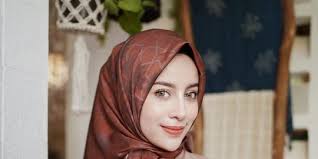 Akibatnya membuat para tamu bubar yang . 6 Manfaat Menggunakan Jilbab Dalam Islam Jauhkan Diri Dari Hal Negatif Merdeka Com