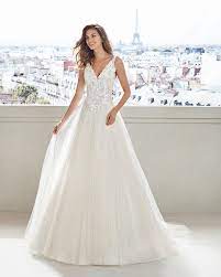 Un vestido de novia o vestido de casamiento es la prenda utilizada por las novias durante la ceremonia de la boda. Vestido De Novia Vilaflor De Luna Novias Lilian Segre