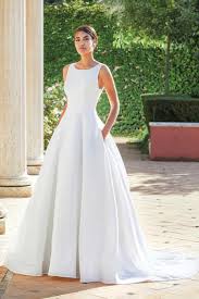 Quante volte avrai ammirato gli abiti da sposa semplici ed eleganti delle tue amiche. Abiti E Vestiti Da Sposa Semplici E Lisci Marisa Spose