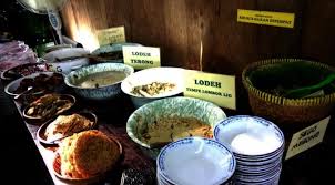 Sayur lodeh is an indonesian vegetable soup prepared from vegetables in coconut milk popular in indonesia, but most often associated with javanese cuisine. Sarapan Pagi Sayur Lodeh Sepuasnya Serasa Di Rumah Eyang Regional Liputan6 Com