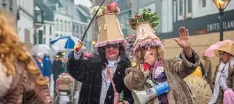 Aalst carnaval is met de 'voil jeannettenstoet' en de popverbranding dinsdag aan de laatste feestdag toe. Contacteer Ons Aalst Carnaval