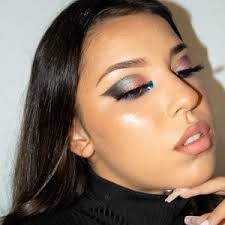 While makeup is surely a woman's prerogative, having beautiful skin is something we all aim for. Rebeca Andarai Self Makeup Classes From Basic Makeup To Even More Elaborate And Artistic I Work In Rio De Janeiro Online Or At Home Respecting Social Distance