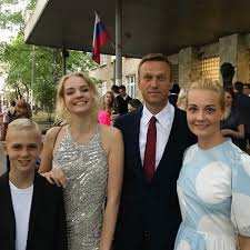 Jul 01, 2021 · в апреле 2019 года публицист потерял сознание на внутреннем рейсе из екатеринбурга в уфу с теми же симптомами, что и навальный, который упал в обморок на внутреннем рейсе из томска в москву в. 20 Let Lyubvi Prostoj Sekret Braka Yulii I Alekseya Navalnyh Wday