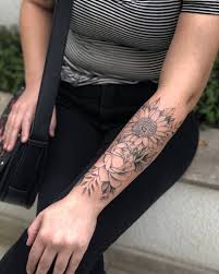 Tatuagens femininas 2021, no braço, na costela, delicadas, pequenas, no ombro, nas costas, na coxa, na perna, no pulso e seus significados Tatuagem De Flor No Braco 100 Opcoes Perfeitas Para Voce Se Inspirar