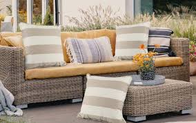How To Choose Outdoor Pillows The
