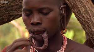 extreme lip plates on suri women