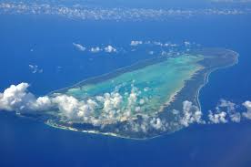 A belső szigetcsoportok a kontinentális lemezen helyezkednek el, hegységek tagolják és gránit az alapkőzetük, míg a külső szigetek sík korallzátonyok. File Seychelles Outer Islands 25 08 2009 10 20 09 Jpg Wikimedia Commons