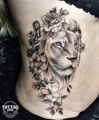 A tatuagem de leão é um desenho corporal que ostenta a versatilidade dos significados nele contidos. Tatuagem Leao Costela Tatuagem Mulher Tatuagem Tatuagem Braco Inteiro Feminino