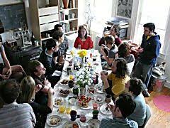 Small dinner party, big style it's exciting to me when i get a last minute call asking me to whip a menu together because the husband is having clients over. 5 Tips For Throwing A Dinner Party In A Small Apartment Small Apartment Party Apartment Party Dinner Party