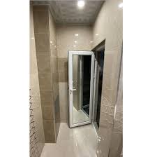 Във вратите за баня могат да се вградят различни материали като огледала, термопанелни плоскости, акрили, могат да бъдат с цяла каса , така нареченото. Aluminieva Vrata Za Banya S Ogledalo Eniglas
