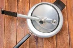 What is use of rubber in pressure cooker?