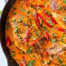 thai en curry with coconut milk