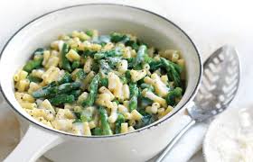 macaroni cheese with green veges