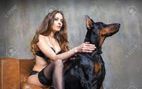 Erotische Mädchen Und Hund Auf Dobermann Auf Einem Grauen Studio  Hintergrund Lizenzfreie Fotos, Bilder und Stock Fotografie. Image 93680731.