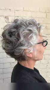 Opatřit poznámkami vláda Odvážný coupe de cheveux frises femme 50 ans avec  lunettes Neděle Deka atentát