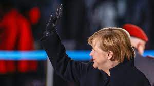 Angela Merkel sorgt beim Zapfenstreich für kleine Überraschung - Berliner  Morgenpost
