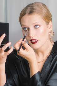 model toni garrn shows us her make up