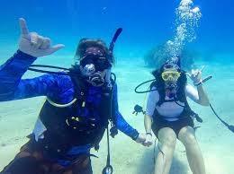Ready to proceed with that loved-filled underwater adventure? How about scuba diving the Caribbean Sea with your better half? 🤍💦 Join us on a Ray Caye diving tour and explore the wonders