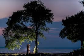 This guide for the outdoor photographer includes lighting and outdoor wedding photography at night. 5 Wedding Photography Tricks To Mastering Night Portraits