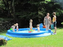 Relaxační bazén zase láká rodiny s dětmi. Backyard Rajce