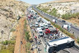 Antep'te kaza yapan araca müdahale eden ekiplere yolcu otobüsü çarptı, 15  kişi öldü - Evrensel