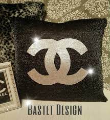 Negli eleganti cuscini d'arredo si intrecciano ma i cuscini di coincasa non sono solo cuscini d'arredo ma anche cuscini decorativi da. Chanel Logo Pillow Cuscino Logo Chanel Chanel Cuscini