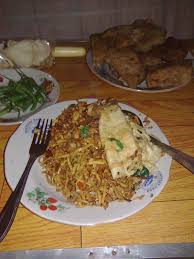Di restoran nasi bukan dimasak di rice cooker melainkan diliwet. Solid Gold Nasi Goreng Jawa