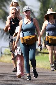 Sogar mit blooms sohn verstand katy sich hervorragend. Katy Perry And Orlando Bloom Take Baby Daisy 6 Months On A Hike In Hawaii After Fans Speculate Star Is Pregnant Again