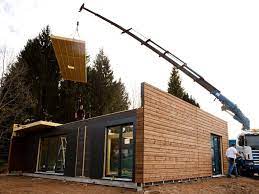 une maison en bois montée en un jour
