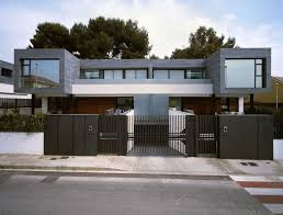 The modern day entrance gate designs are not only attractive but are kept secure and safe from the thieves. Modern Design House Gates Design For Home