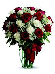 Matrimonio, fidanzamento o semplicemente per fare una sorpresa alla vostra dolce metà. Rose Rosse E Rose Bianche In Bouquet A Domicilio In Due Ore