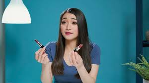 beauty influencer recommending makeup